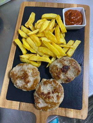 Три кюфтета от домашно приготвена свинска кайма 