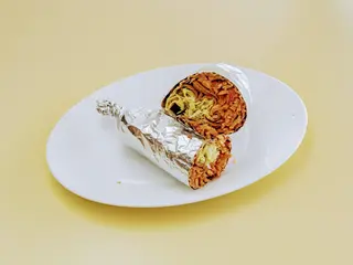 Rollo Kebab Lechuga, Tomate, Cebolla, Carne  Pollo y Ternera y Salsa  Kebab