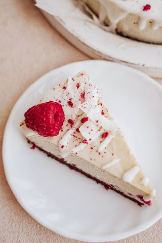 Felie tort cu lapte de cocos si zmeura