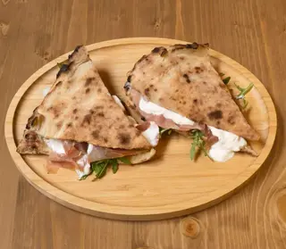 Mezzaluna POP con stracciatella, crudo e rucola