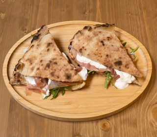 Mezzaluna POP con stracciatella, crudo e rucola