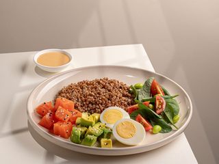 Сніданок з гречкою та лососем