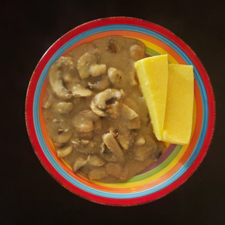 Ciulama de ciuperci cu mămăliguță (Produs de post)