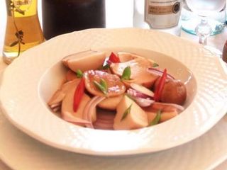 Білі мариновані карпатські гриби з цибулькою