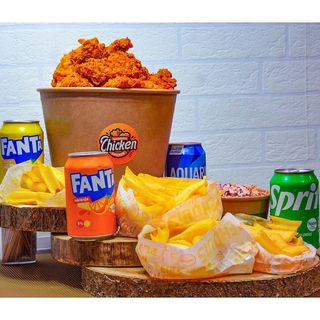 12 Piezas de Pollo, 4 Patatas, 4 Ensaladas, 4 Bebidas