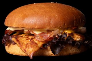 Burger Chicken + Cartofi prajiti + sos la alegere..