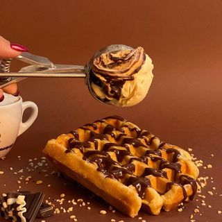 Gofre con nutella y choco blanco + 1 bola de helado