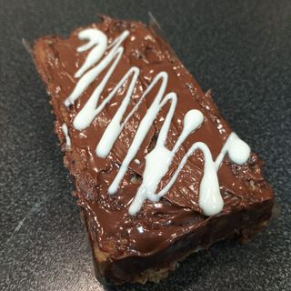 Porcion de tarta de Gofre sabor Nutella con chocolate blanco