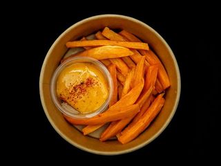 Frytki z batata + sos Wegan Spicy Mayo
