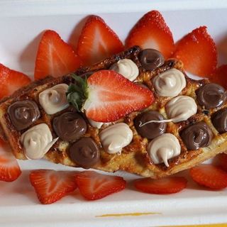 WAFFLE C/ TOPPINGS E FRUTA MASSA SEMI-FOLHADA
