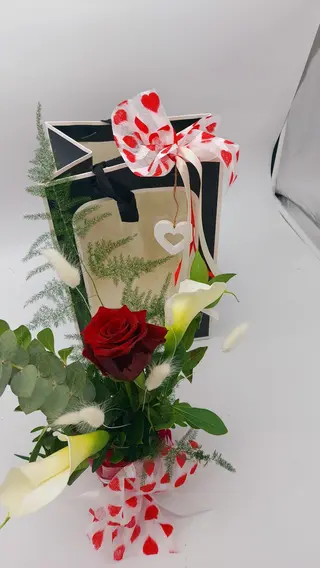 Composizione di fiori in borsa con finestra 