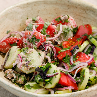 კიტრის და პომიდვრის სალათი ნიგვზით