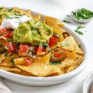 Nachos con queso y guacamole