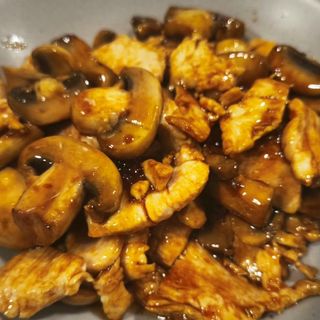 Pollo Con Champiñones