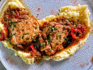 Бавно печено и топящо се свинско, поднесено с червени чушки 500гр