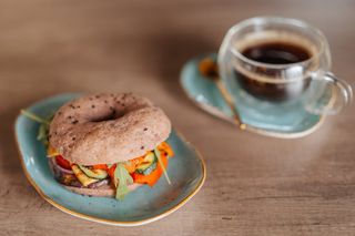 Bajgiel z grillowanymi warzywami i tofu