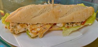 Bocadillo De Pollo queso Lechuga Y Mayonesa