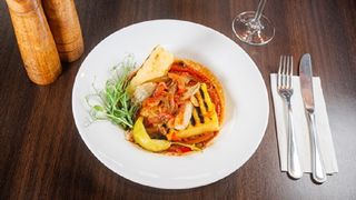 Saramura de dorada cu mamaliga prajita si sos picant din legume