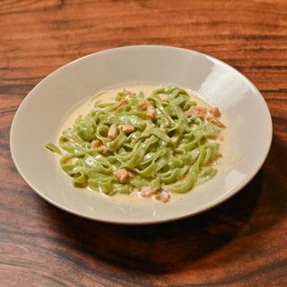 Tallarines verdes salmón