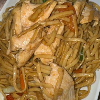 Chicken fried noodles with vegetables 