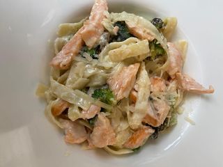 მაკარონი ორაგულითა და ბროკოლით ნაღების სოუსში