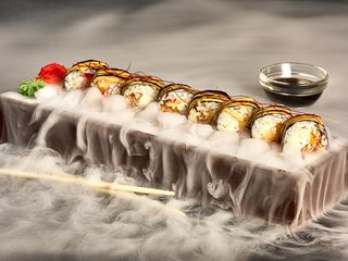 Кранч-рол з манго та запеченим лососем (230/30/20g)