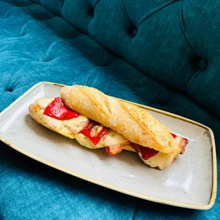 Bocadillo De Lomo Y Queso