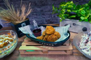 POLLO FRITO CON SALSA BBQ