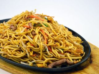 Spaghetti saltati alla piastra con manzo