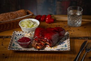 Ciolan afumat cu salata de sfecla si hrean