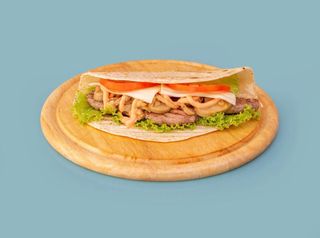 Piadina salsiccia, funghi, melanzane sott'olio, formaggio, pomodoro, insalata, salsa rosa