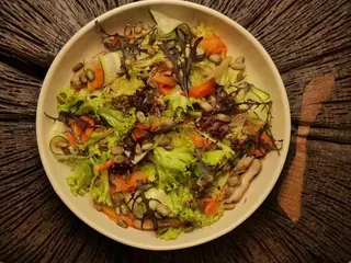 Салат з куркою і лимонним соусом (200g)