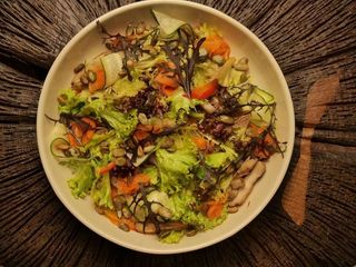 Салат з куркою і лимонним соусом (200g)