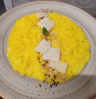 Risotto allo zafferano, formaggi d'alpeggio e terra di frutta secca