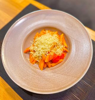 Penne trase în sos roșu