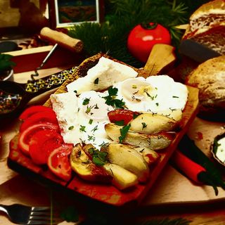 Ochiuri 3 bucati, cartofi la cuptor, telemea, salata de muraturi