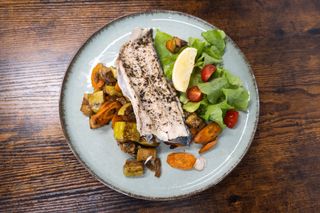 Дъгова пъстърва със зеленчуци на плоча