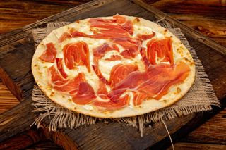 Pizza Bianca con crudo