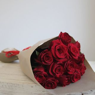 Atado com 12 Rosas Vermelhas 