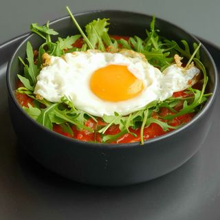 Szakszuka z chorizo, jakiem sadzonym i pieczywem