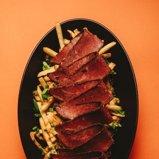 DOŁADOWANE FRYTY Z PASTRAMI