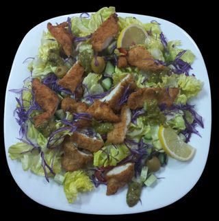 Pileća salata sa pohovanom piletinom