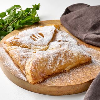 Листкова випічка з яблуком