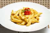 Penne s piletinom, gljivama i curryjem 300gr