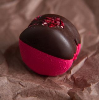 Macaron De Chocolate Negro Y Cereza