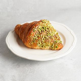 Круассан с фисташковым кремом и малиной