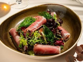 ENSALADA З ХАМОНОМ ТА ТРЮФЕЛЬНИМ КРЕМ-СИРОМ (240g)