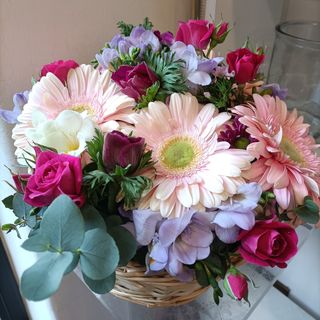 Composizione Floreale in cesto di vimini