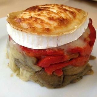 Timbal De Escalivada Y Queso De Cabra Con Topping De Balsamico De Xerez