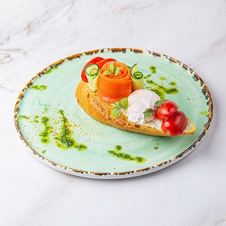 Брускетта с лососем